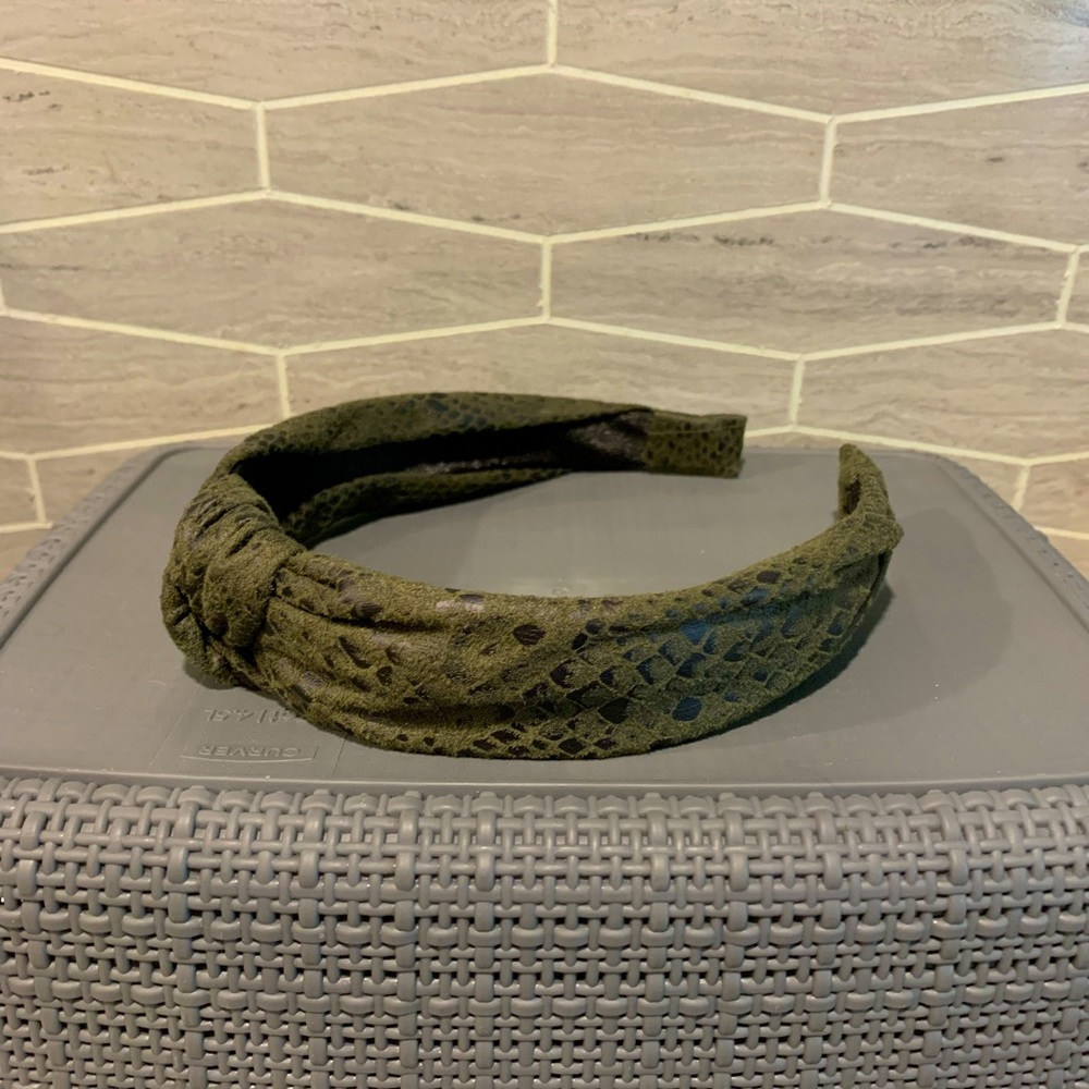 3/$15 NWOT olive snake skin pattern headband